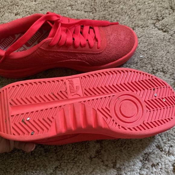 Puma’s!! Lightly worn, cute clean great condition add them to your shoe closet. - Picture 3 of 4